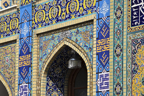 نصب کتیبه‌های ولادت امام هادی علیه السلام و عید غدیر در حرم مطهر رضوی