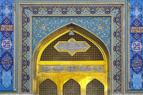 نصب کتیبه‌های ولادت امام هادی علیه السلام و عید غدیر در حرم مطهر رضوی