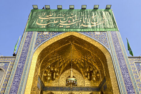 نصب کتیبه‌های ولادت امام هادی علیه السلام و عید غدیر در حرم مطهر رضوی