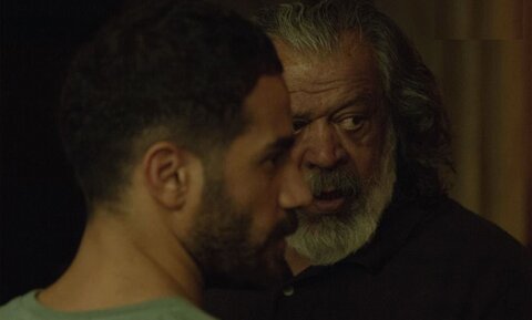 گفتوگو با عباس یاری درباره حاشیههای این روزهای «پیر پسر»؛ نقد با توهین و تسویه حسابهای سیاسی متفاوت است