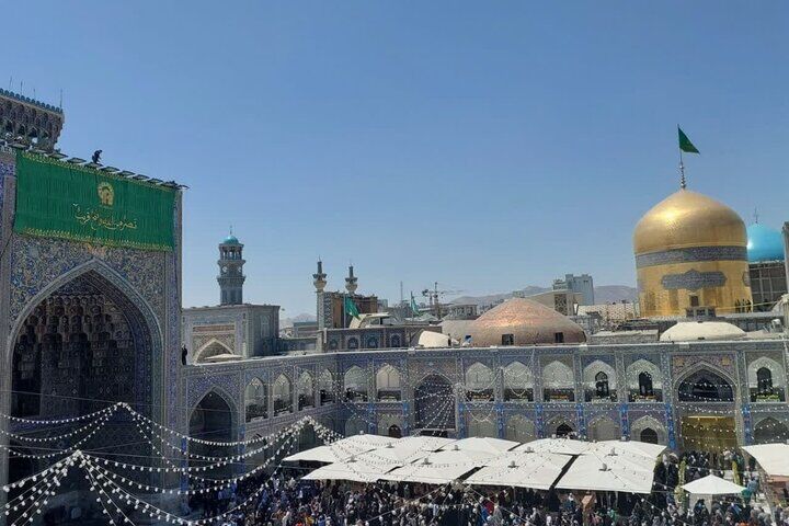 نصب کتیبه ویژه «نَصرُ مِنَ الله وَ فَتح غَریب» در حرم امام رضا(ع)