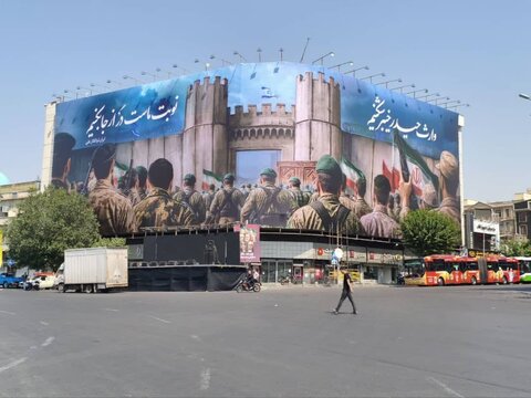 دیوارنگاره بزرگ میدان انقلاب به‌روز شد
