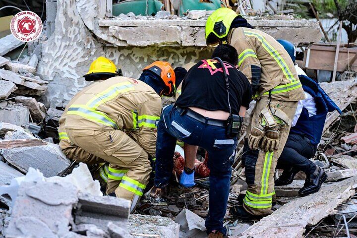 ۳ کشته و ۳۵ زخمی صهیونیست در حمله موشکی ایران به جنوب تل‌آویو