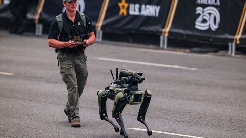 برگزاری رژه ارتش آمریکا زیر باران و اعتراض