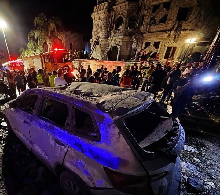 بیش از ۱۲۰ زخمی و سه کشته در پی حملات موشکی ایران در جنوب تل‌آویو