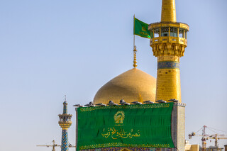 نصب کتیبه "نصرُ مِنَ اللهِ وَ فَتح قَریب" در حرم مطهر رضوی