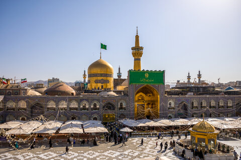 نصب کتیبه "نصرُ مِنَ اللهِ وَ فَتح قَریب" در حرم مطهر رضوی