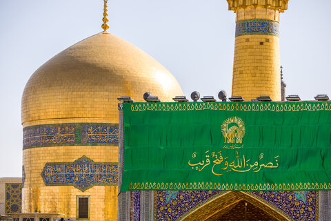 نصب کتیبه "نصرُ مِنَ اللهِ وَ فَتح قَریب" در حرم مطهر رضوی
