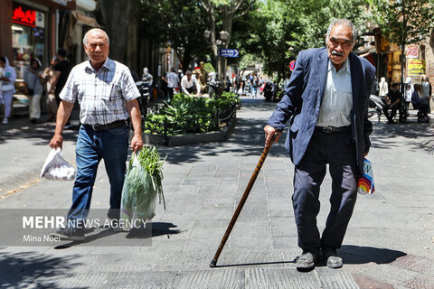 زندگی در ایران ادامه دارد...