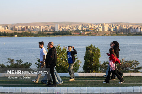 زندگی در ایران ادامه دارد...