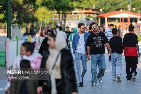 زندگی در ایران ادامه دارد...