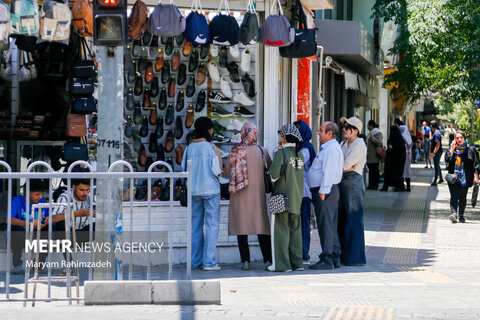 زندگی در ایران ادامه دارد...