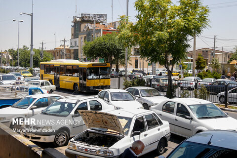 زندگی در ایران ادامه دارد...