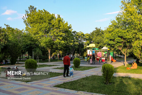 زندگی در ایران ادامه دارد...
