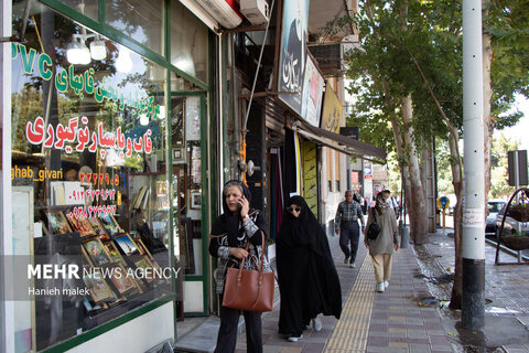 زندگی در ایران ادامه دارد...