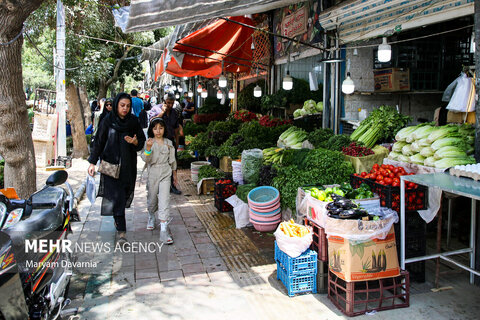 زندگی در ایران ادامه دارد...