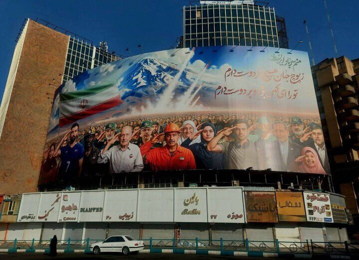 «منم سرباز ایران» به دیوارنگاره میدان ولیعصر (عج) رسید