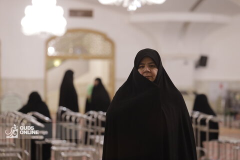 پرواز دختری با قرآن در دست