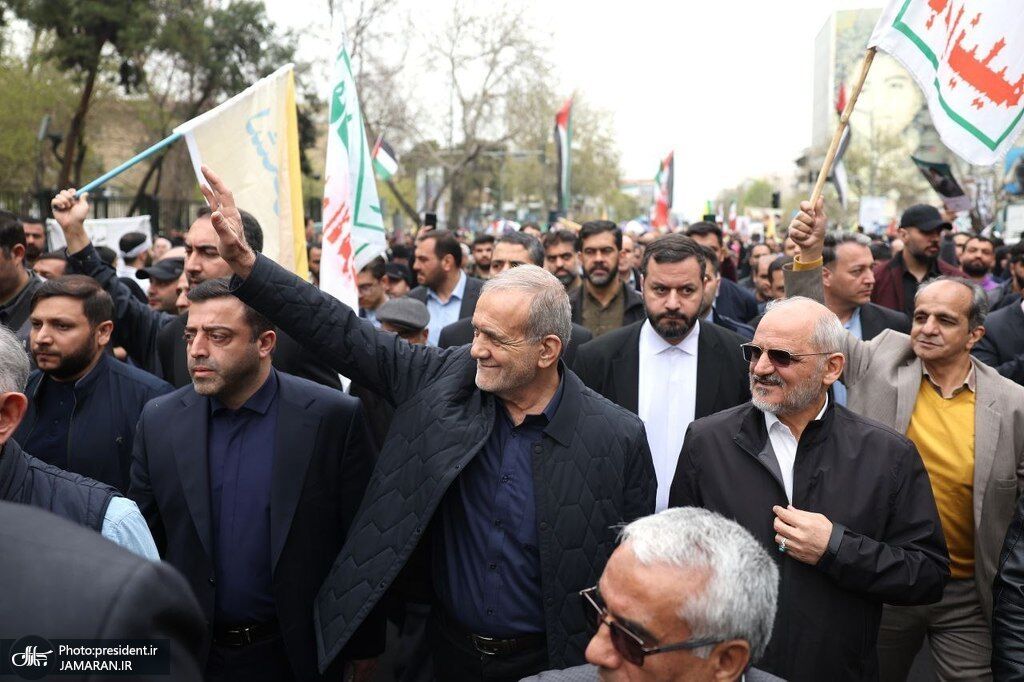 حضور پزشکیان در اجتماع ضد آمریکایی و ضدصهیونیستی میدان انقلاب