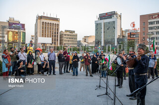 اجرای موسیقی آذری در میدان هفت تیر تهران