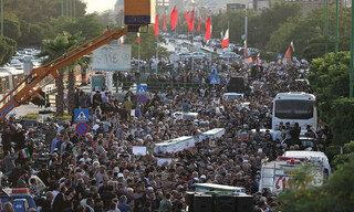 حماسه اصفهانی‌ها در تشییع پیکر ۱۱ شهید حمله اسرائیل