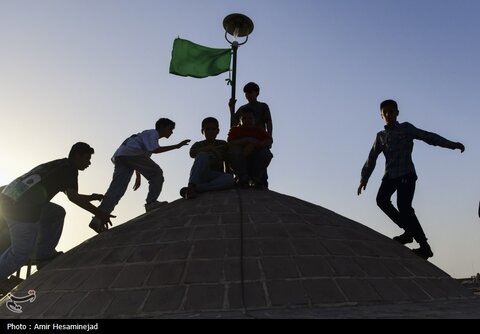 آئین سنتی برافراشتن خیمه عزای سیدالشهدا (ع) در چهل اختران قم