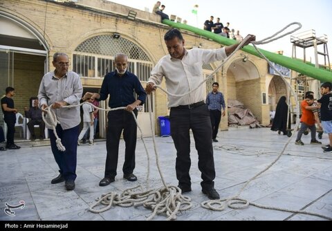 آئین سنتی برافراشتن خیمه عزای سیدالشهدا (ع) در چهل اختران قم