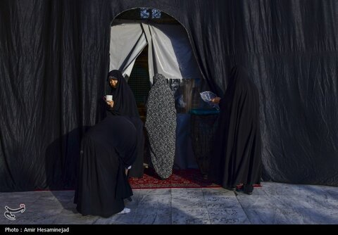آئین سنتی برافراشتن خیمه عزای سیدالشهدا (ع) در چهل اختران قم