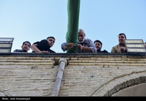 آئین سنتی برافراشتن خیمه عزای سیدالشهدا (ع) در چهل اختران قم