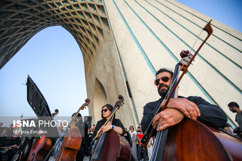 اجرای ارکستر سمفونیک تهران در میدان آزادی