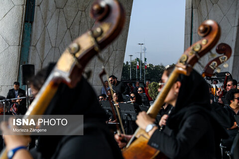 اجرای ارکستر سمفونیک تهران در میدان آزادی