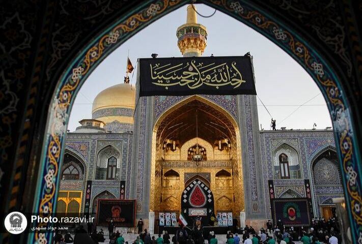 حرم مطهر رضوی در آستانه ماه محرم سیاه‌پوش می‌شود