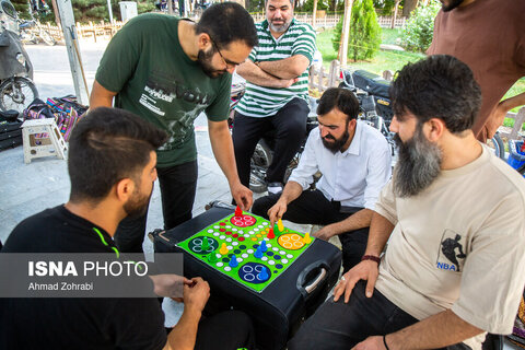عکس منتخب هفته | از تشییع شهدای جنگ تحمیلی 12 روزه تا نوای موسیقی در میدان آزادی
