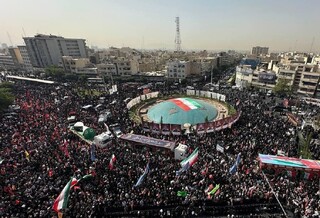 تصویر هوایی از جمعیت حاضر در مراسم تشییع شهدای اقتدار - میدان انقلاب تهران