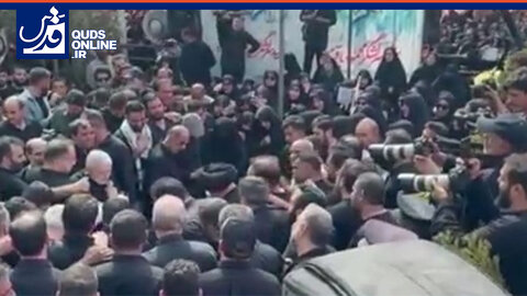 تلقین خواندن حاج منصور ارضی بر پیکر سرلشکر شهید امیرعلی حاجی زاده
