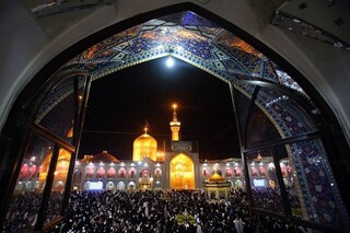 حرم مطهر رضوی در شب عاشورای حسینی غرق در عزا و ماتم می‌شود