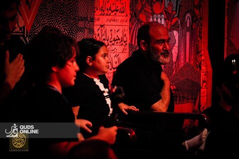 تصاویر هنرمندان در مراسم عزاداری امام حسین (ع)/ مهران غفوریان و دخترش در هیئت