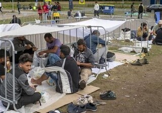 لهستان برای مهار هجوم مهاجران ارتش را به میدان می‌آورد