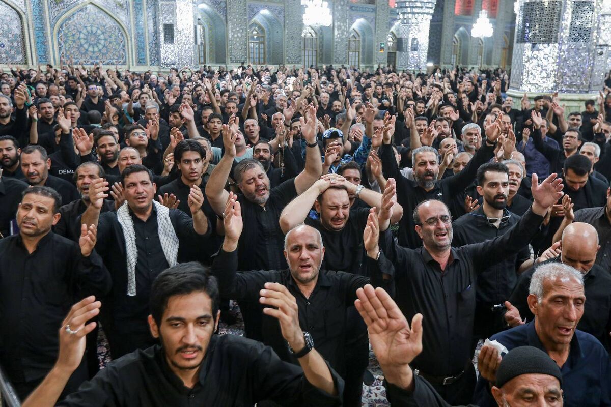 حرم مطهر رضوی در شب عاشورای حسینی یکپارچه اشک و ماتم و آه بود