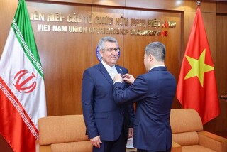 ویتنام، مدال صلح و دوستی بین ملت‌ها را به سفیر ایران اعطا کرد