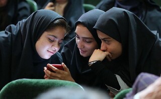 چرا نوجوانان از خانواده فاصله می‌گیرند و جذب دوستانشان می‌شوند؟