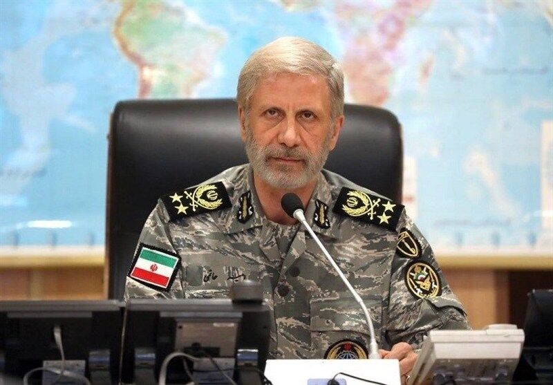 فرمانده کل ارتش: شهدا کار بزرگی انجام دادند و نقشه‌های شوم دشمن را خنثی کردند