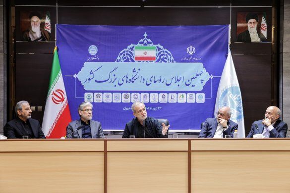 در برخی دانشگاه‌ها، اساتید و نخبگان را تحت فشار قرار می‌دهند/باید نگاه‌های تنگ‌نظرانه را کنار گذاشت