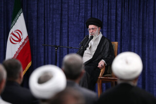 رهبر معظم انقلاب: ملت با جهت‌گیری‌های گوناگون سیاسی و وزن متفاوت مذهبی پای ایران عزیز ایستاد