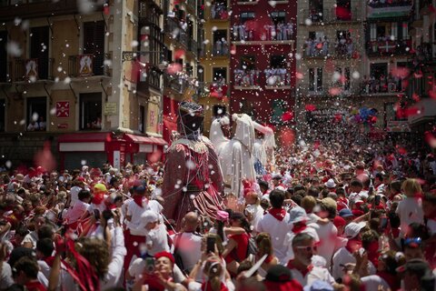 تصاویری از نبردهای نفس‌گیر جشنواره گاوبازی سن فرمین اسپانیا