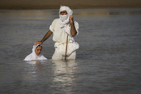 صابئین مندایی این روزها آماده می‌شوند تا سال نو را در کنار کارون جشن بگیرند/ پیمانی در آب