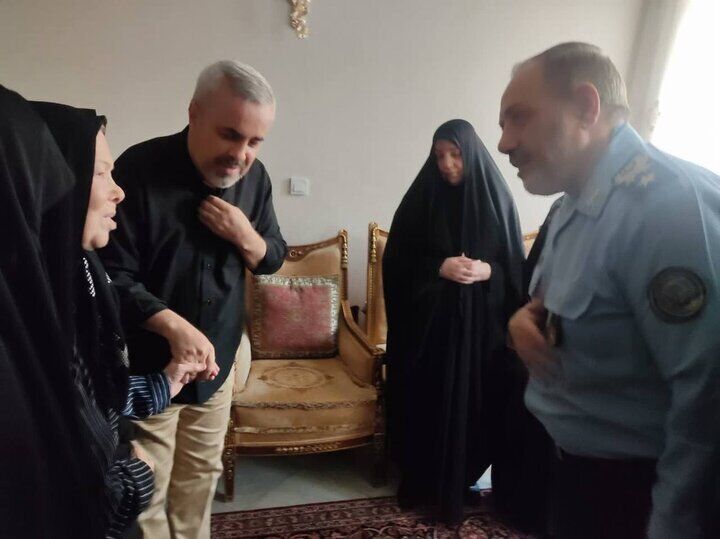 وزیر دفاع با خانواده شهید باقری دیدار کرد