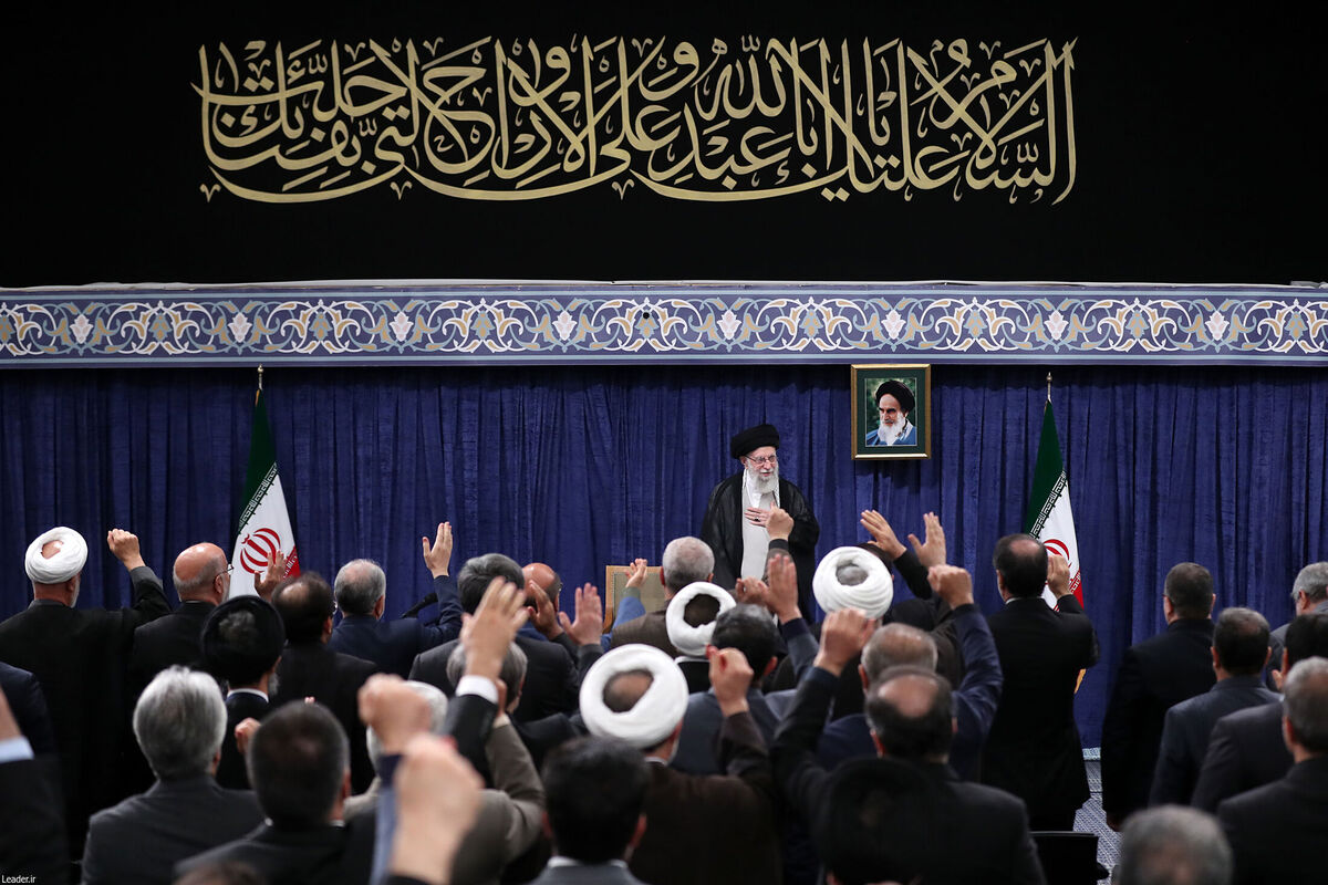 رهبر معظم انقلاب: ملت با جهت‌گیری‌های گوناگون سیاسی و وزن متفاوت مذهبی پای ایران عزیز ایستاد