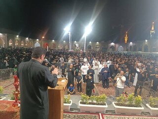 عزاداری پرشور عرب‌زبانان با نوای مداح بحرینی در حرم مطهر رضوی