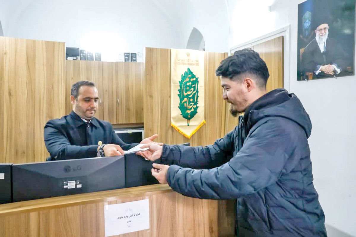 در غربت هم به غریب ‌الغربا(ع) پناه آورده‌ام